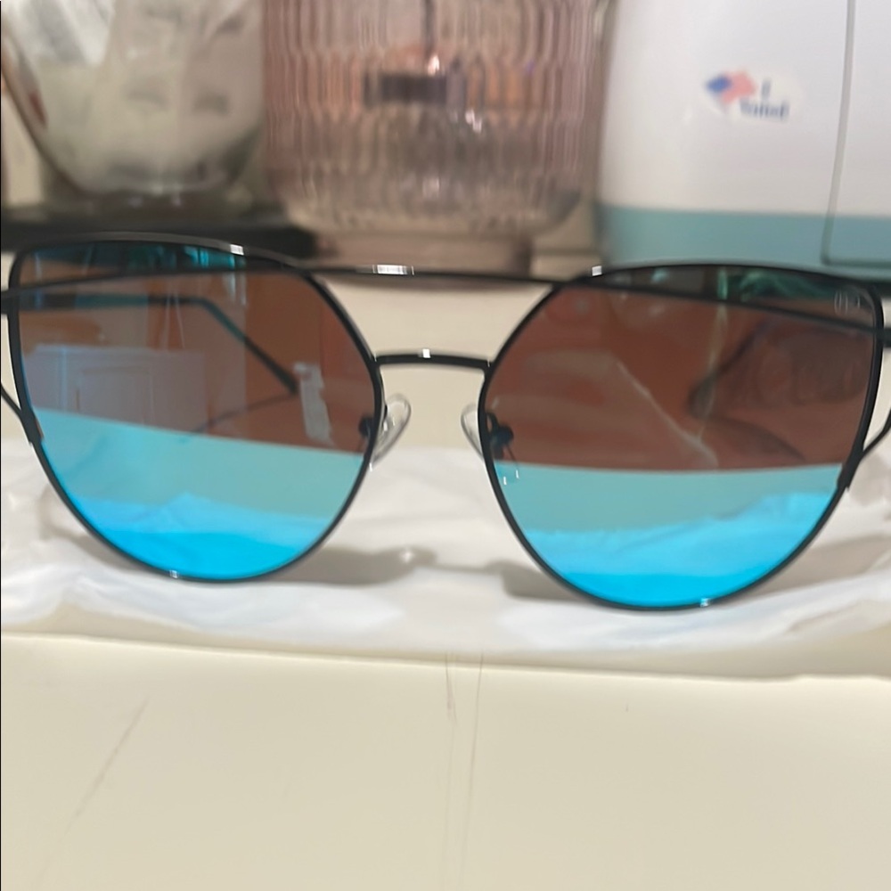 Stylish Blue Lens Sunglasses - Picture 4 of 4